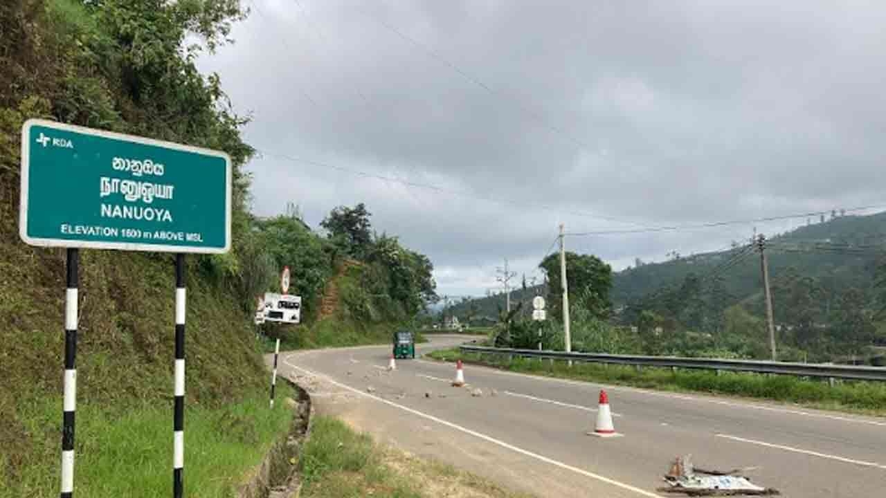 நுவரெலியா - ஹட்டன் பிரதான வீதியில் மண் சரிவு அபாயம்