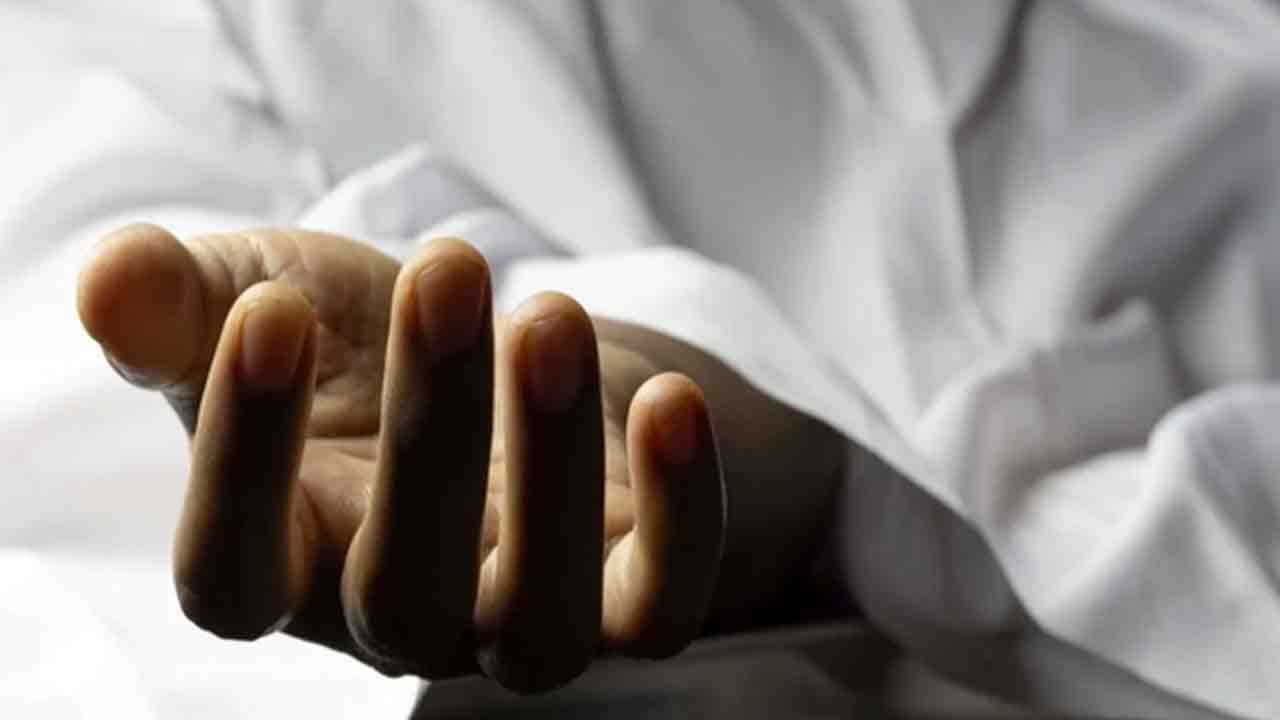 ஆற்றில் மிதந்த சடலத்தை மீட்க சென்றவர் பலி