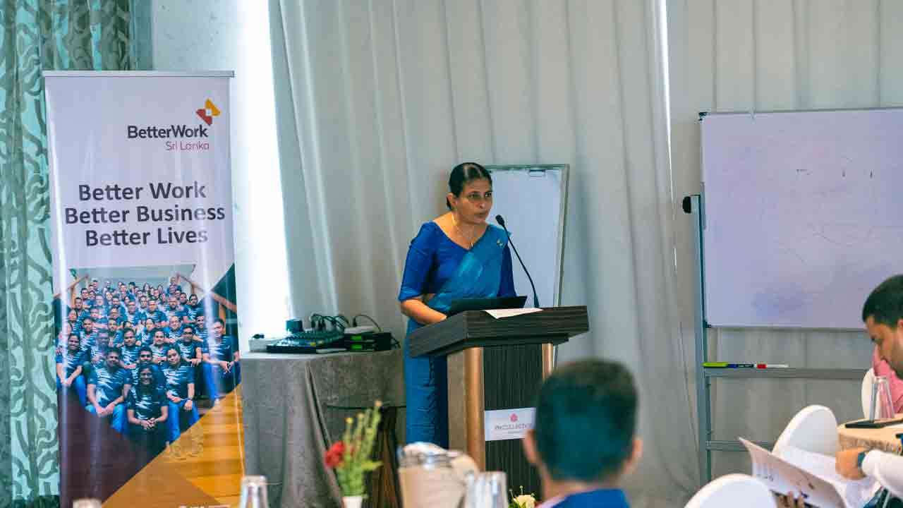 மாற்றுத்திறனாளிகளுக்கான ஆடை பாடத்திட்டத்தை சரிபார்க்கும் துறைசார் உறுப்பினர்கள்