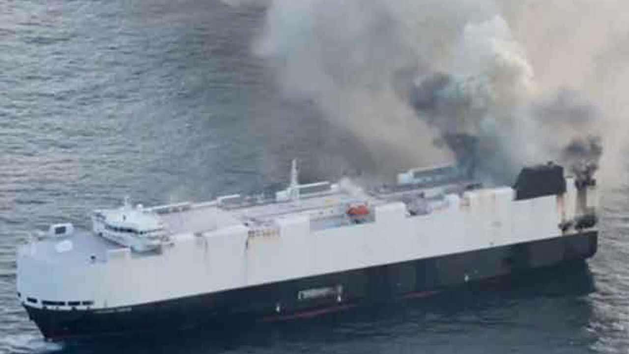 3,000 வாகனங்களுடன் தீப்பிடித்து எரிந்த கப்பல்
