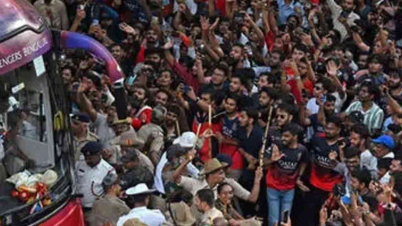 ஆர்சிபி அணியின் நிர்வாகி உட்பட 4 பேர் கைது