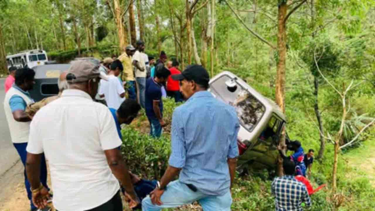 பாடசாலை மாணவர்களை ஏற்றிச் சென்ற வேன் விபத்து - மூவர் வைத்தியசாலையில்