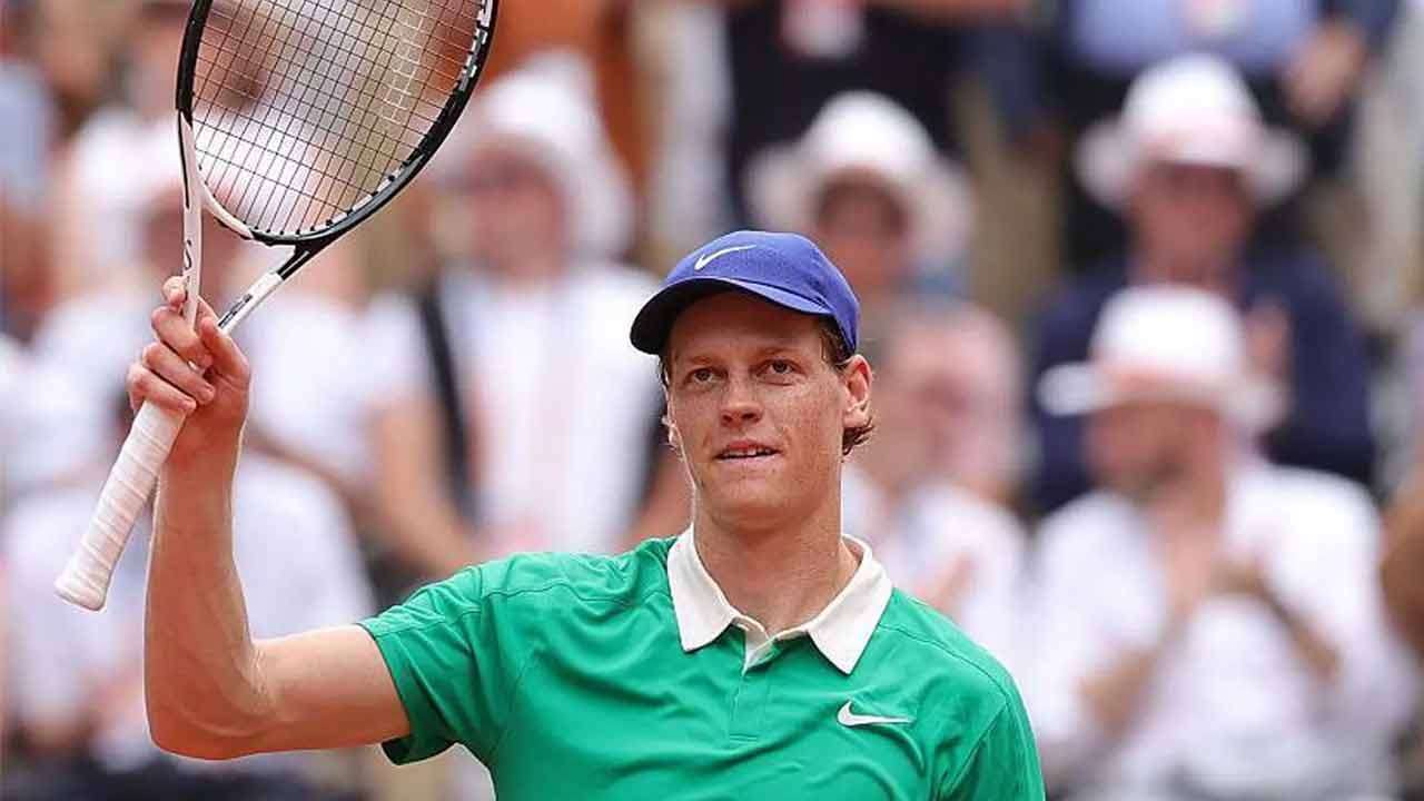 ஜோகோவிச்சை வீழ்த்தி இறுதிச் சுற்றுக்கு முன்னேறினார் சின்னர்