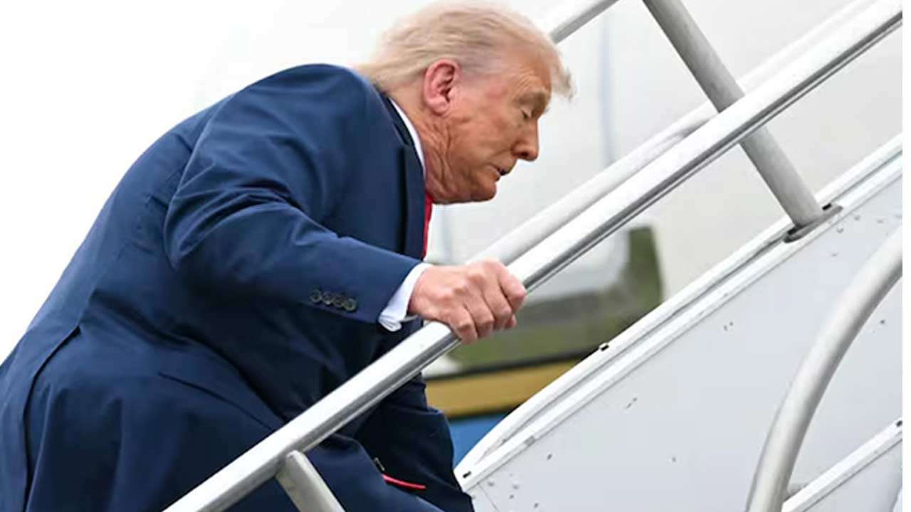 கால் தடுக்கி தடுமாறிய ட்ரம்ப்