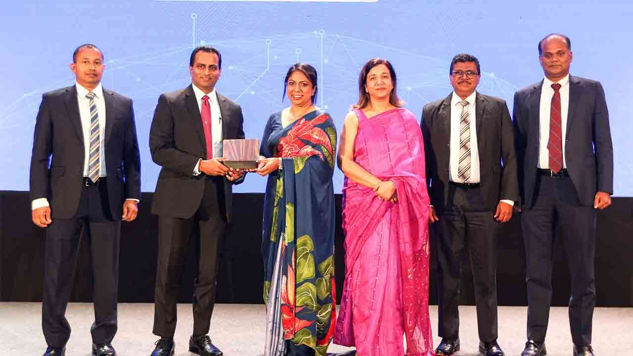 கொமர்ஷல் வங்கி விசாவிடமிருந்து சிறந்த எல்லை தாண்டிய சேவைக்கான - LMM விருதை வென்றது