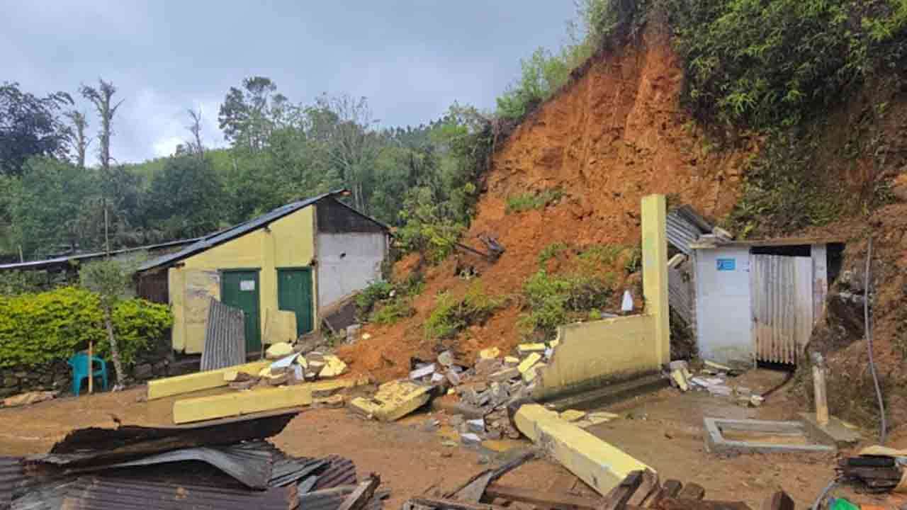 கடும் மழை காரணமாக வீதி தாழிறக்கம்