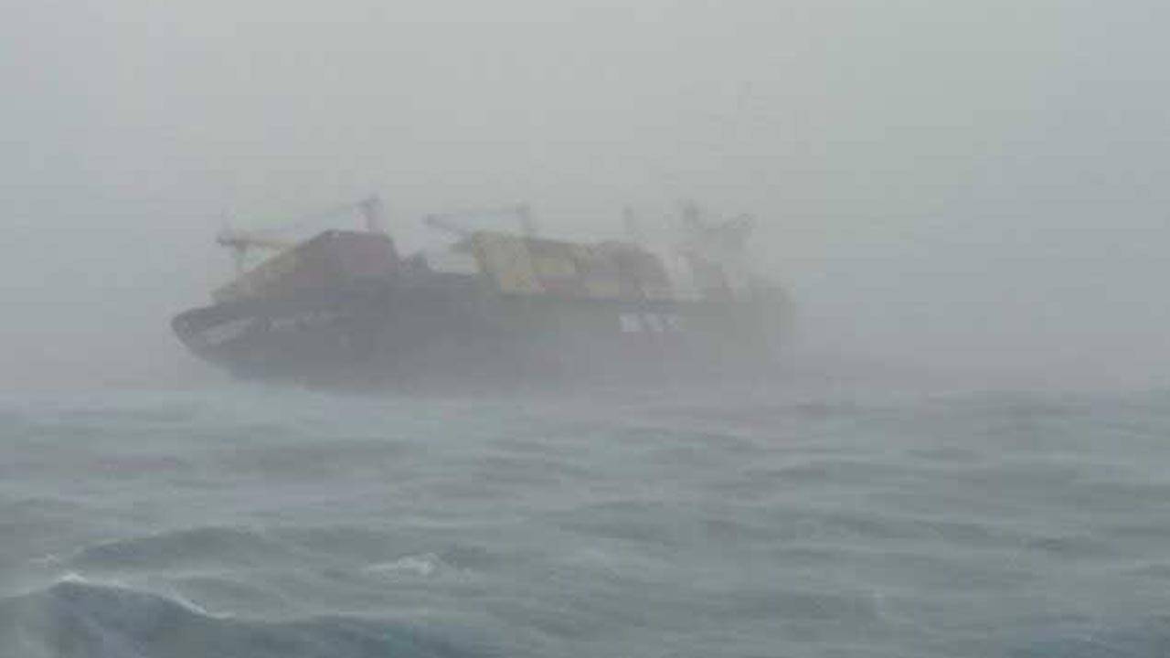 இலங்கை கடற்கரையில் கரையொதுங்கும் பொருட்கள்