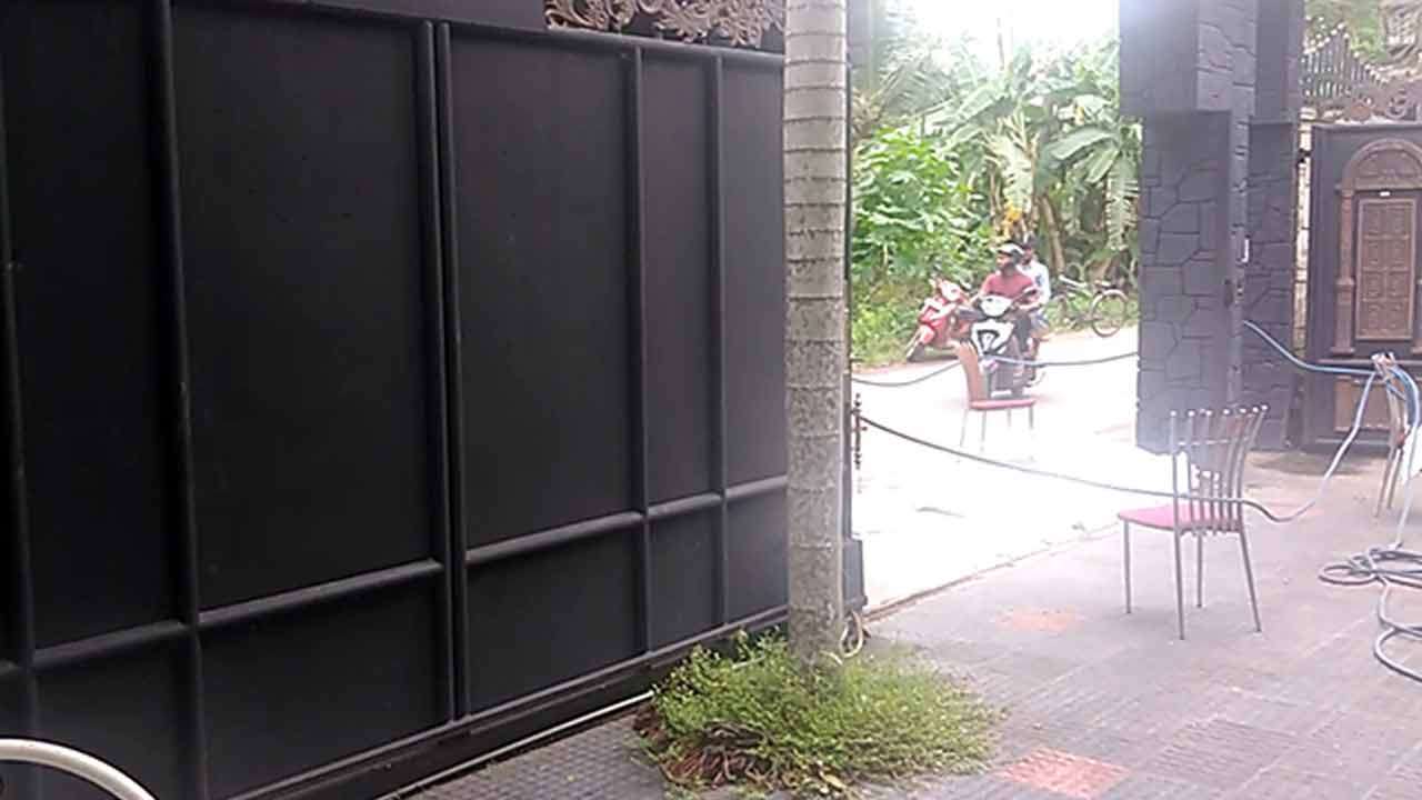 தானியங்கி வாயிலில் சிக்கி நபரொருவர் மரணம்