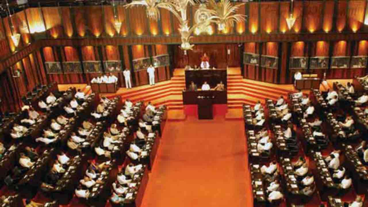 சபையில் இருந்து எதிர்க்கட்சி அதிரடியாக வெளிநடப்பு