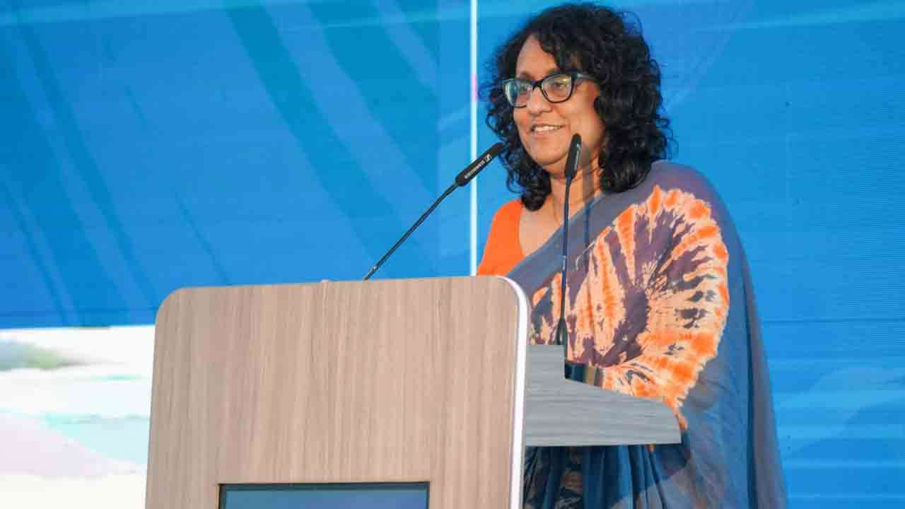 பெண்களின் தொழில்முறை சுதந்திரத்தை உறுதிப்படுத்த வேண்டும்