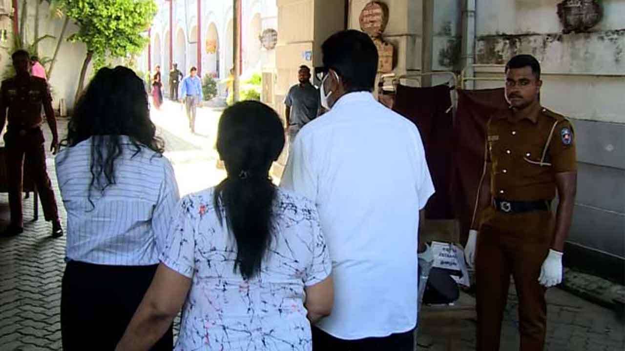 நீதிமன்றம் அழைத்துவரப்பட்ட கெஹெலிய, மனைவி மற்றும் மகள்