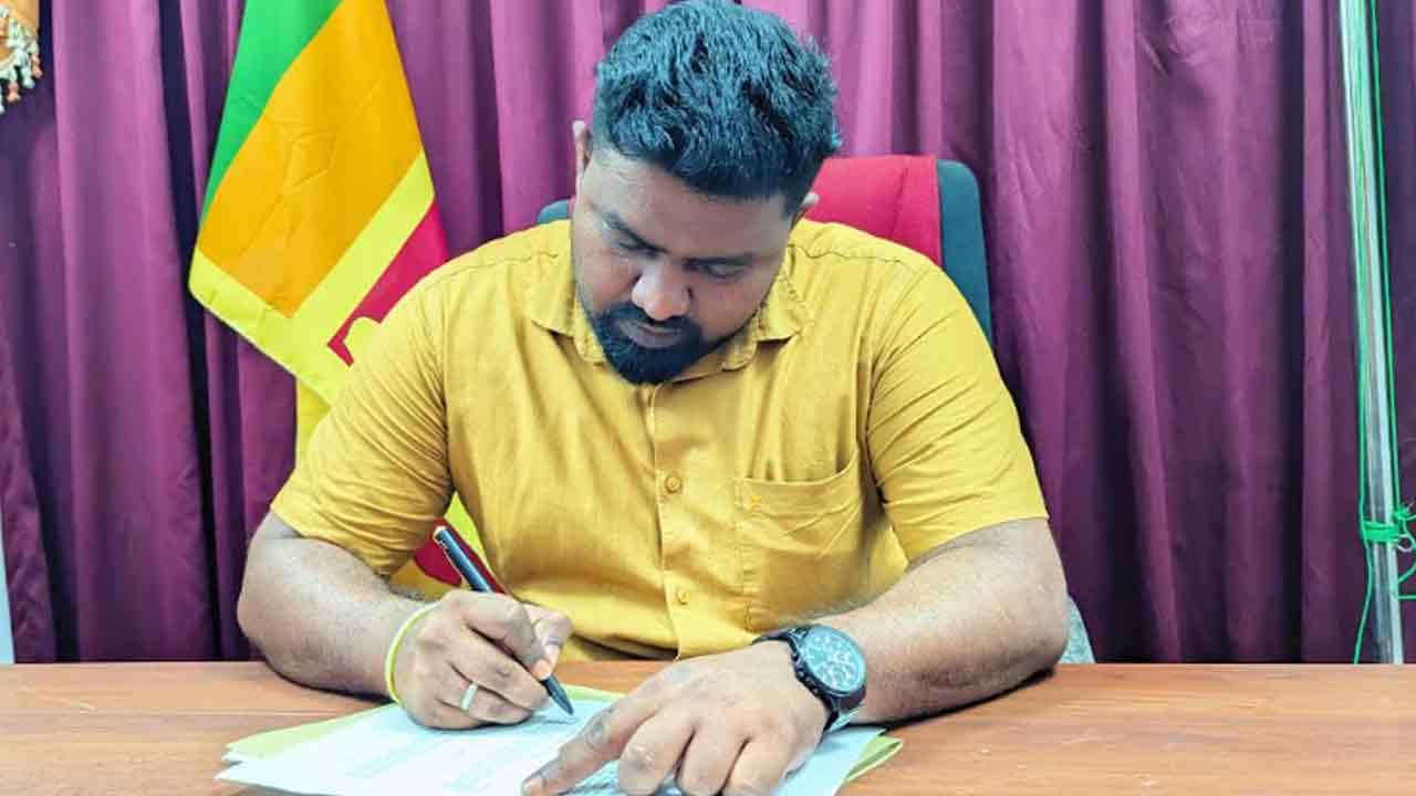 வவுனியா மாநகர முதல்வர் கடமைகளை பொறுப்பேற்றார்!