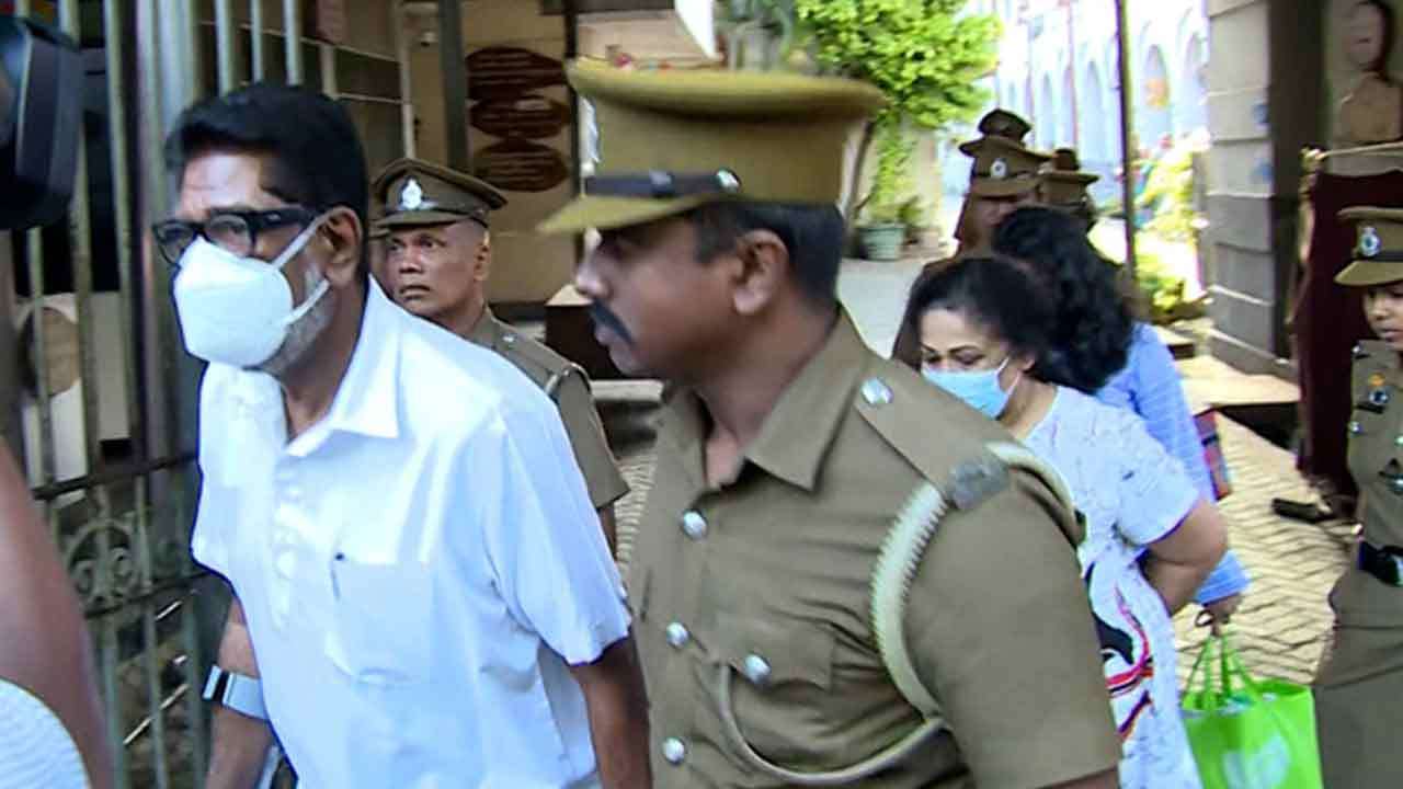 சிறைச்சாலைக்கு அழைத்துச் செல்லப்பட்ட கெஹெலிய, மனைவி மற்றும் மகள்!