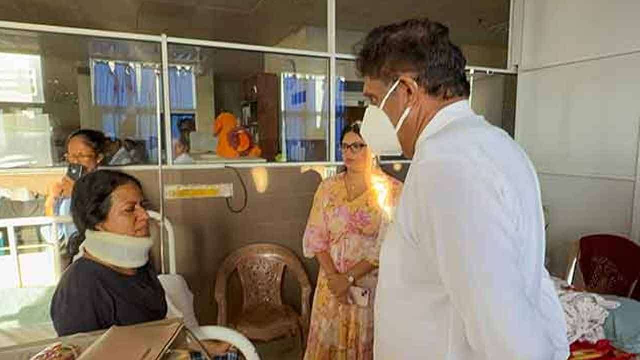 தாக்கப்பட்ட மாநகர சபை உறுப்பினரிடம் நலம் விசாரித்த எதிர்க்கட்சித் தலைவர்!