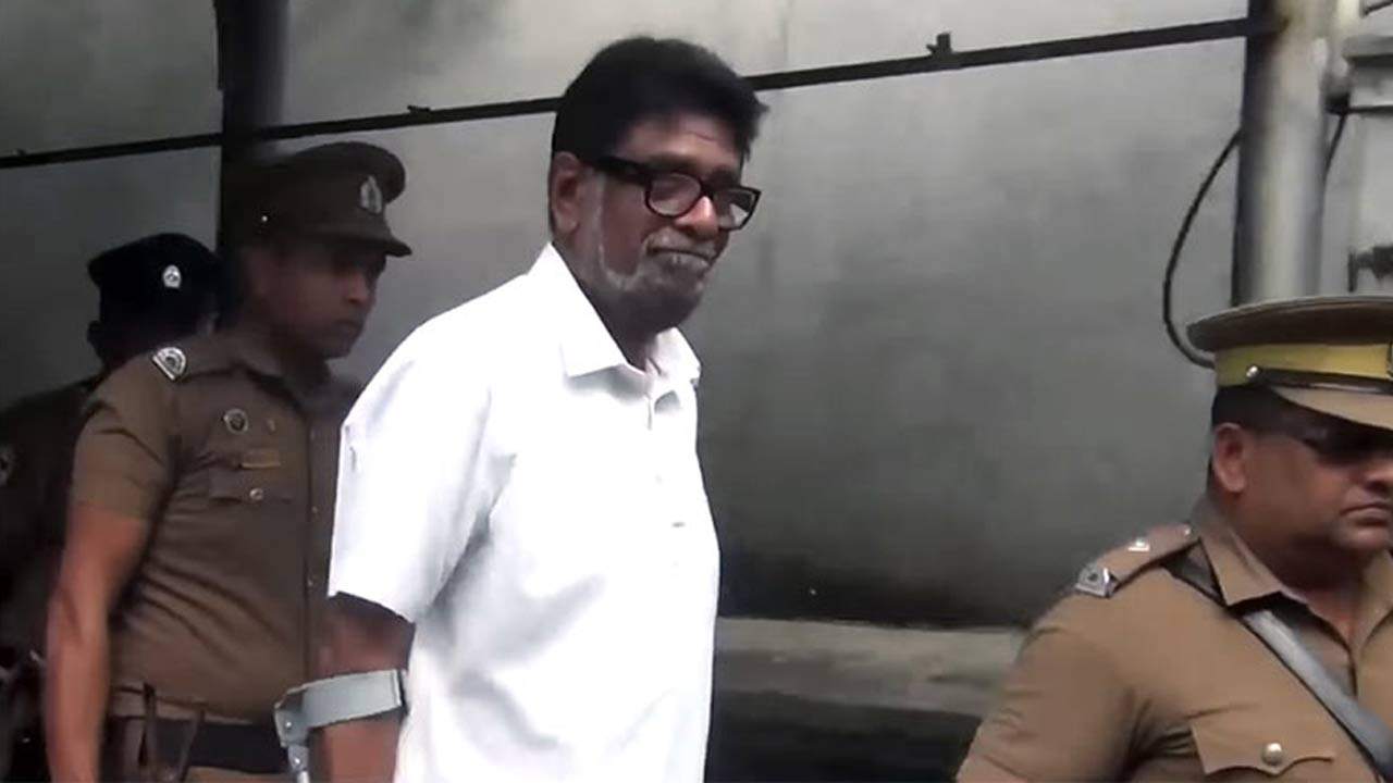 கெஹெலிய ரம்புக்வெல்லவின் இரு மகள்கள் மற்றும் மருமகன் கைது