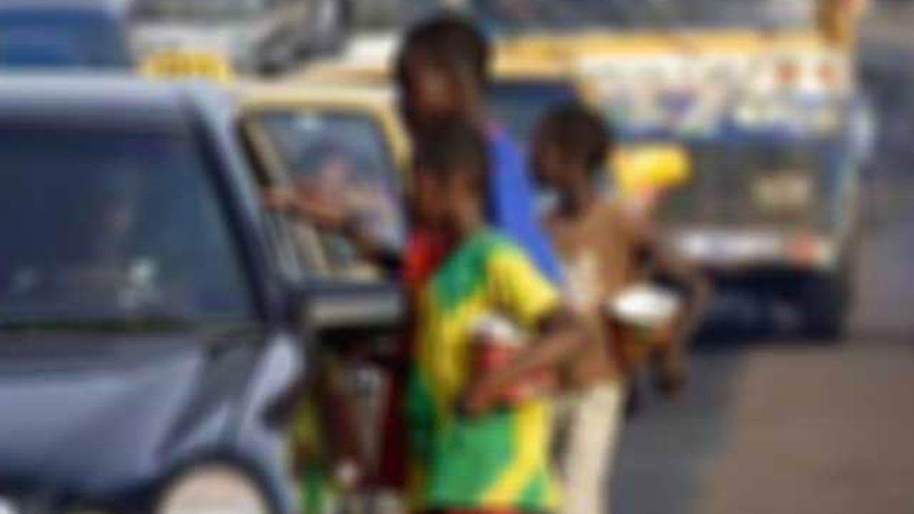 வீதிகளில் யாசகம் பெறும் சிறுவர்களை பொறுப்பேற்ற பொலிஸார்