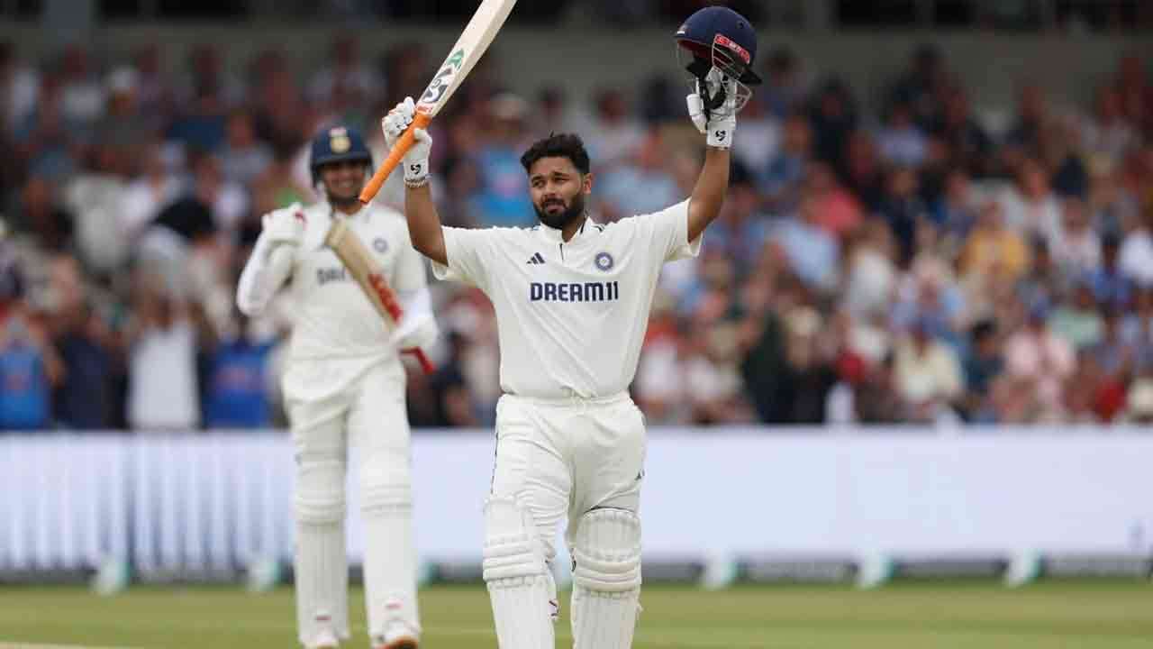 தோனியின் வாழ்நாள் சாதனையை முறியடித்து வரலாறு படைத்த ரிஷப் பண்ட்!