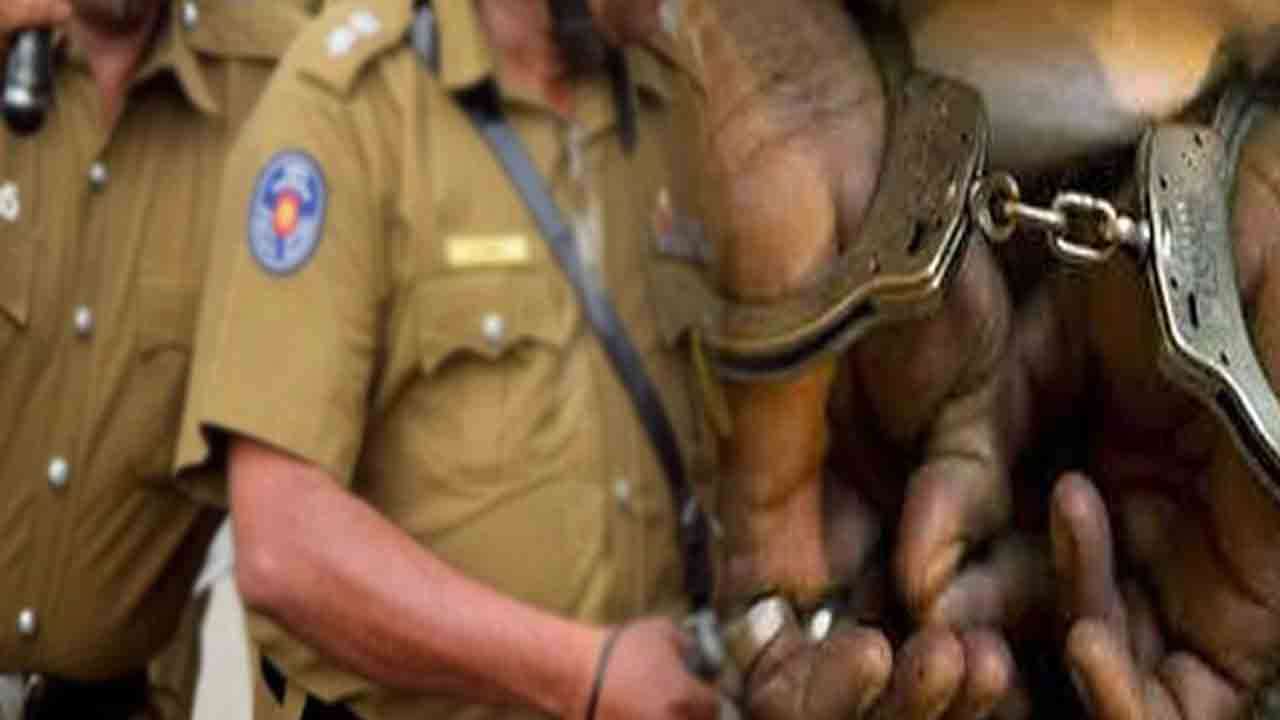 இலஞ்சம் பெற்ற பொலிஸ் அதிகாரிகள் கைது
