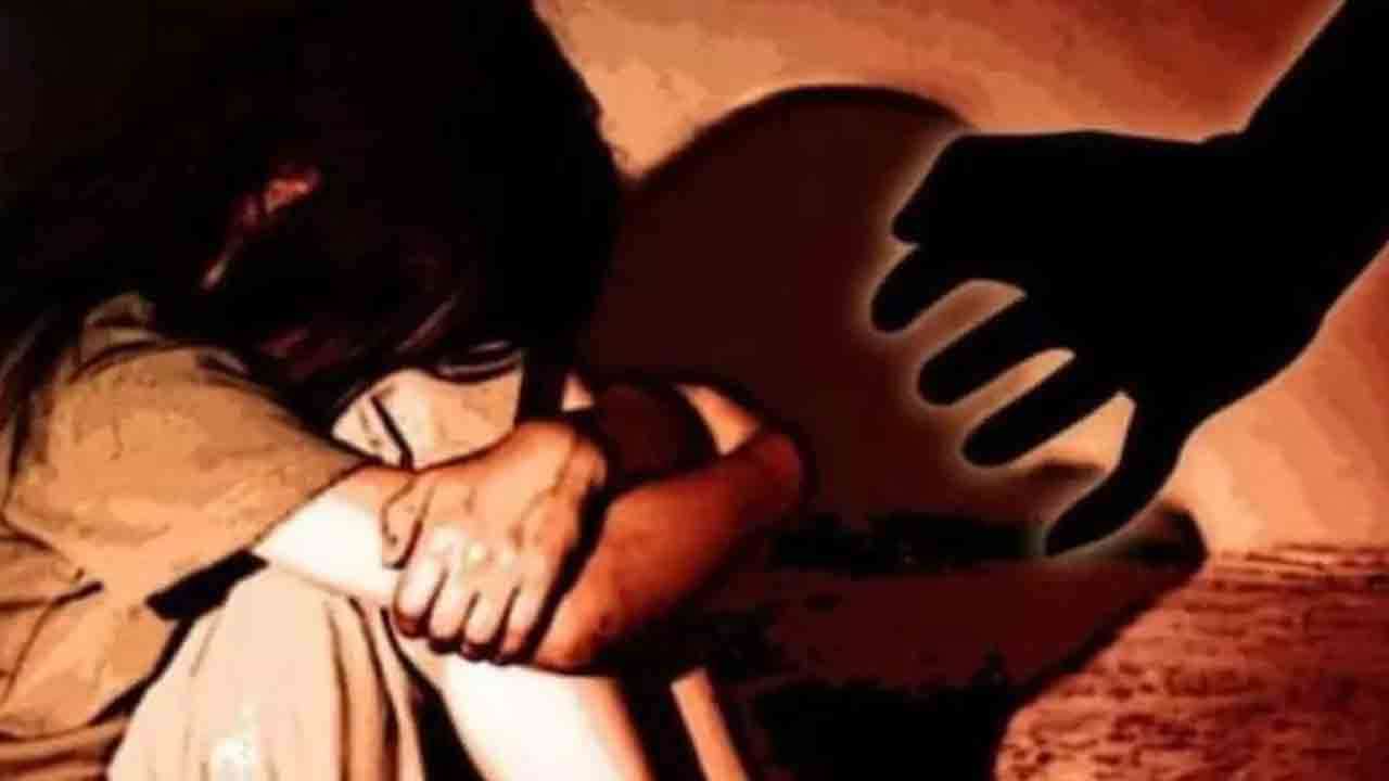 மாணவியை பாலியல் வன்கொடுமை செய்த 14 பேர்