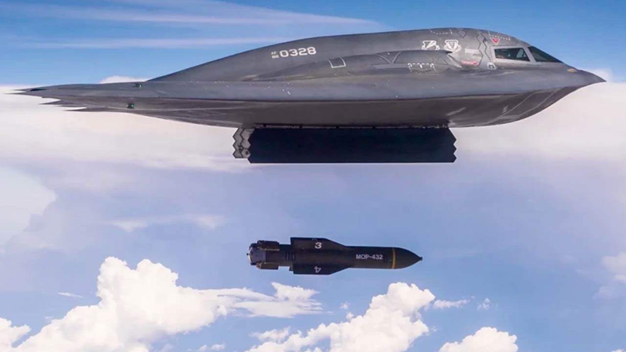 நிலத்தடியில் 200 அடி ஆழம் ஊடுருவி தாக்கும் அமெரிக்காவின் 'பங்கர் பஸ்டர் குண்டு'