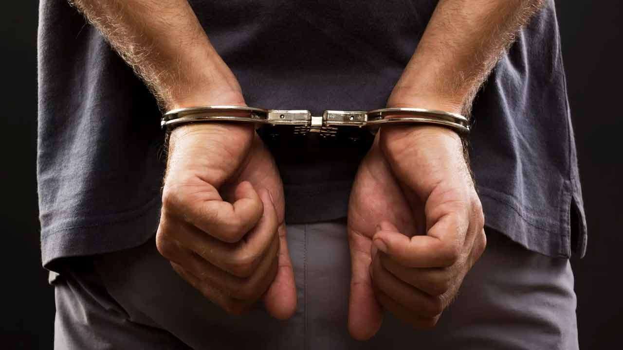 சிறிய துப்பாக்கியுடன் ஒருவர் கைது