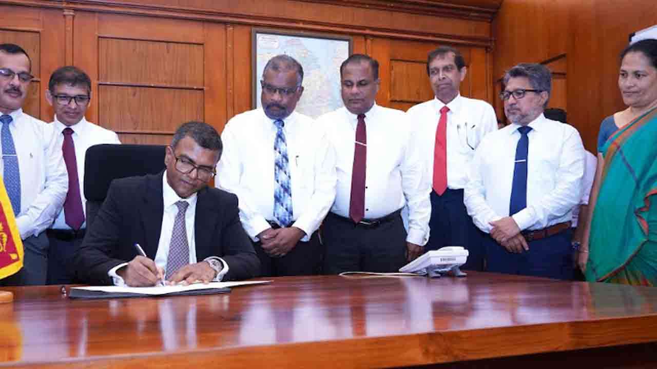 நிதி அமைச்சின் செயலாளராக ஹர்ஷன சூரியப்பெரும நியமனம்