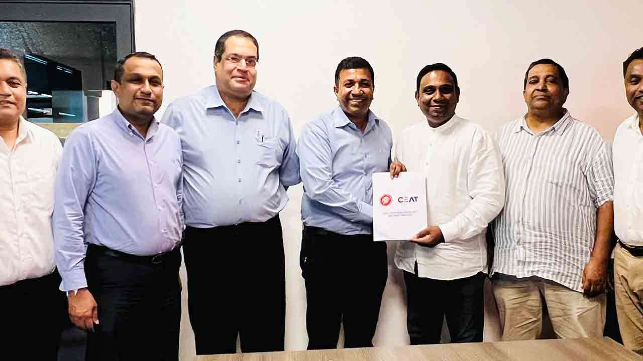 பீட்சா ஹட் வாகன ஓட்டுநர்கள் தமது சுவையான உணவுகளை பாதுகாப்பாகவும், புத்திசாலித்தனமாகவும் வழங்க சியெட் உதவும்