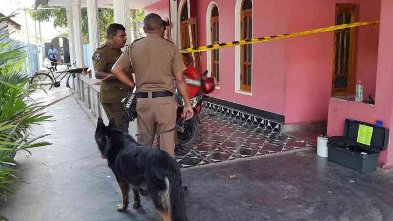 குடும்பப் பெண் படுகொலை -  இரட்டையரான சகோதரிகள் கைது