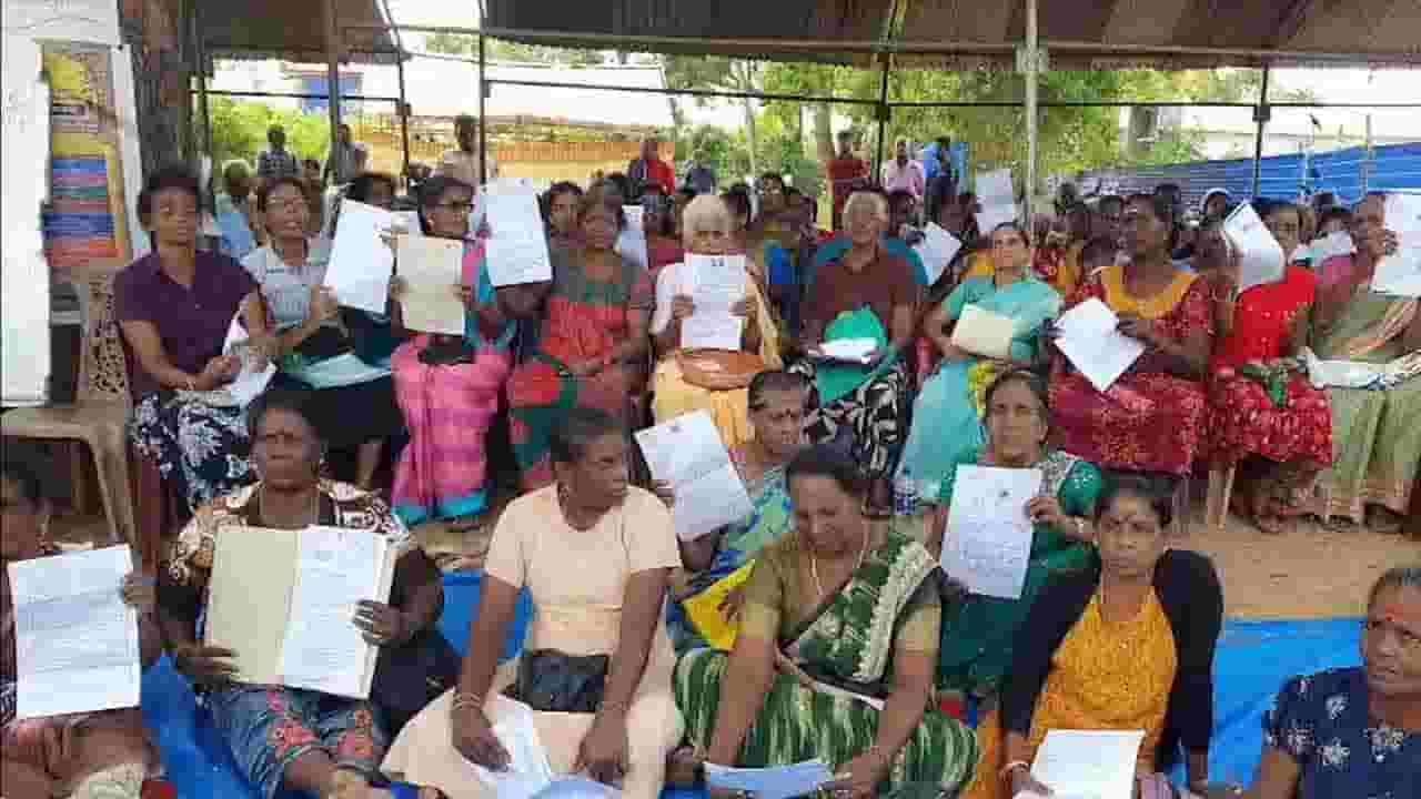 காணி உறுதிகளை காண்பித்து போராட்டம்