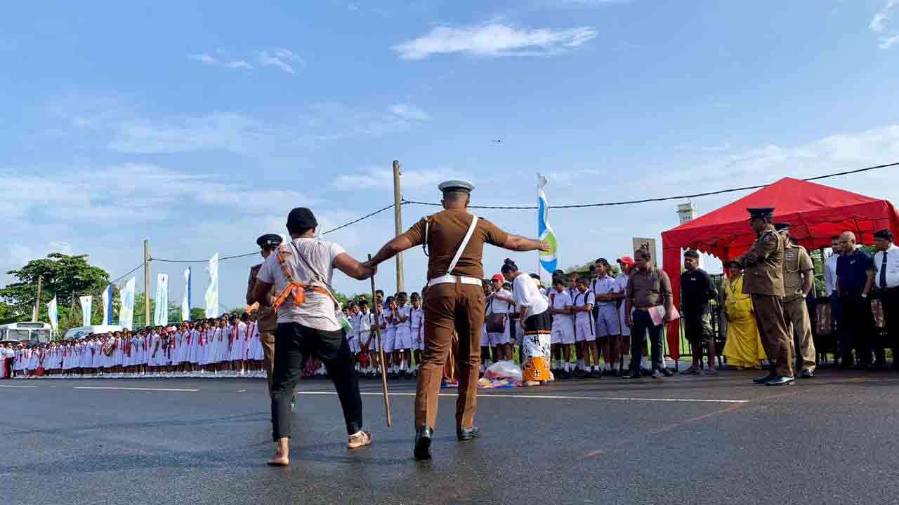 பாடசாலை மாணவர்களுக்கு வீதி பாதுகாப்பு மற்றும் காப்புறுதி குறித்து தெளிவுபடுத்தும் திட்டம்