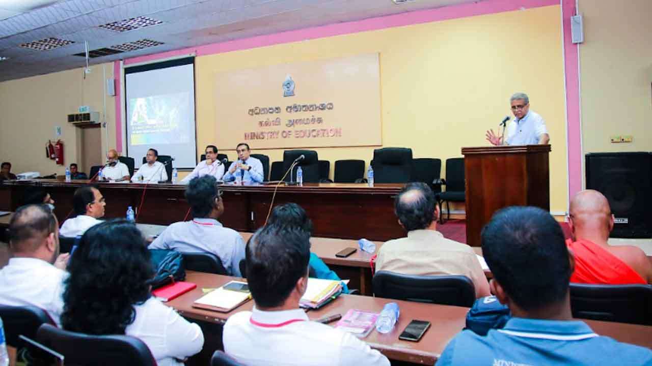 AI பயன்பாடு குறித்து கல்வி அமைச்சின் அதிகாரிகளுக்கு விளக்கமளிப்பு