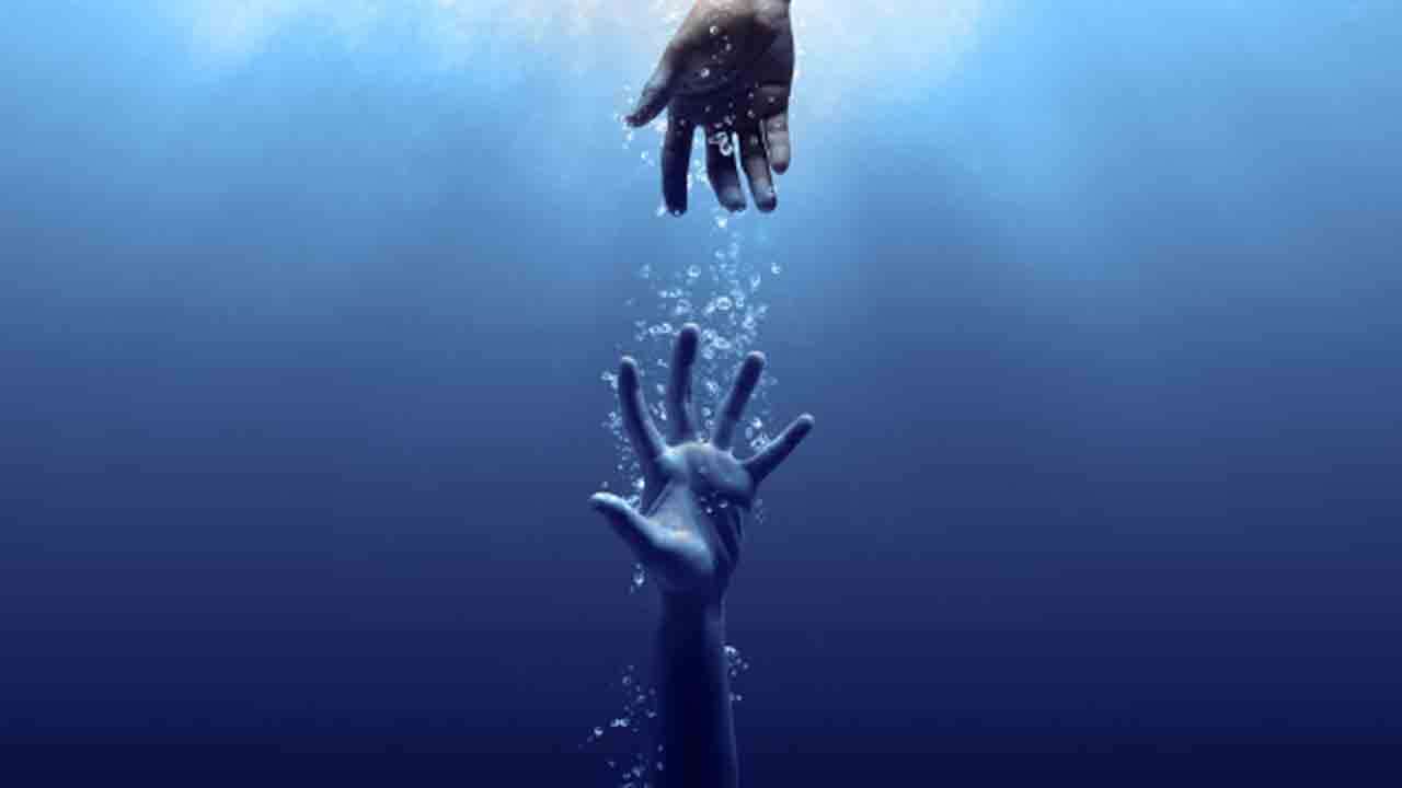 இருவரின் உயிரை காப்பாற்றிய பொலிஸார்