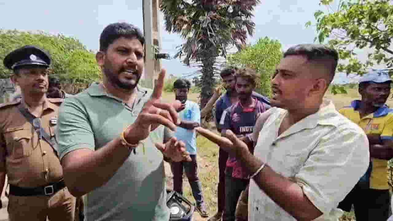 மானிப்பாய் பிரதேச சபை உறுப்பினர்கள் போராட்டம்