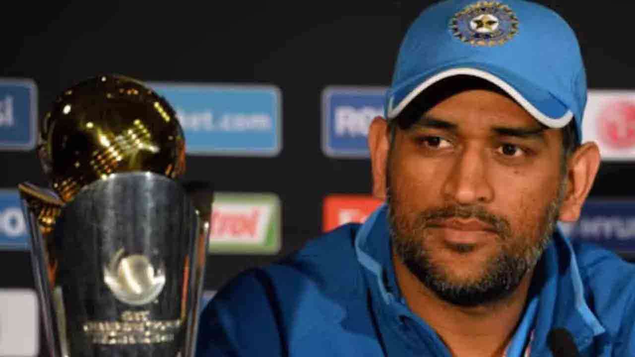 'கேப்டன் கூல்' வாசகத்தை பதிவு செய்கிறார் தோனி