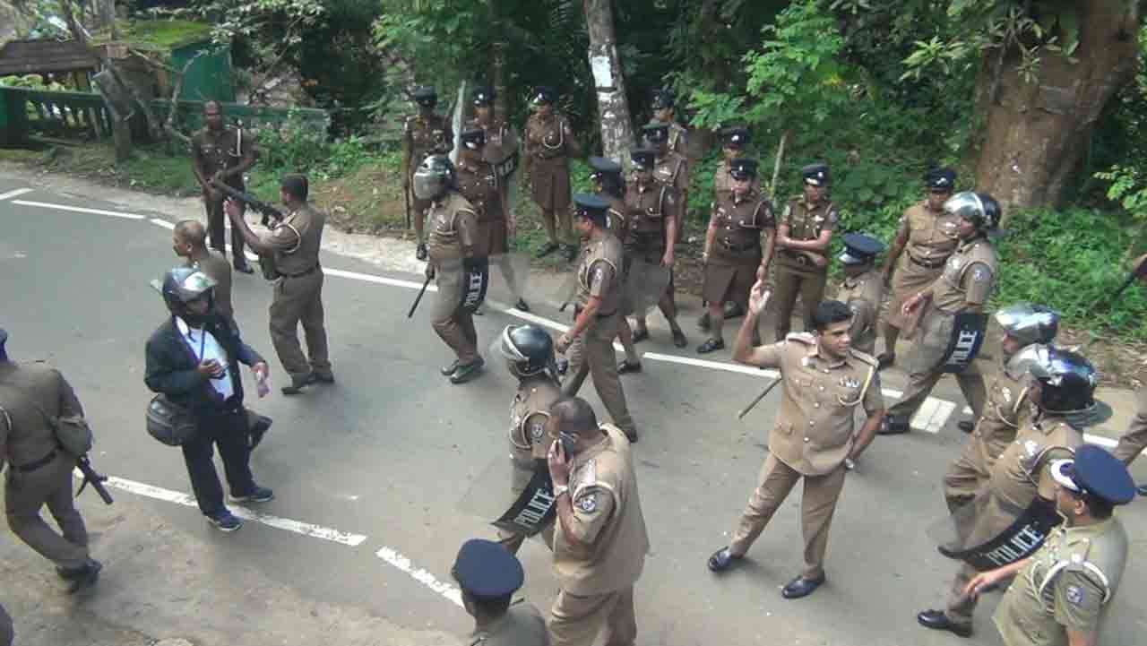  பொலிஸாருக்கும் பிரதேசவாசிகளுக்கும் இடையில் மோதல் 