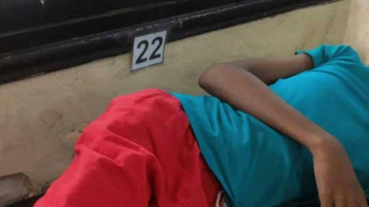 பிரபல தேசிய பாடசாலை ஒன்றில் சக மாணவனை தாக்கிய மாணவன்!