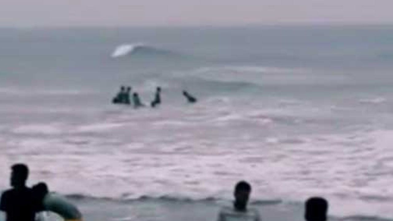 கடலலையில் அடித்துச் செல்லப்பட்ட நால்வர் மீட்பு