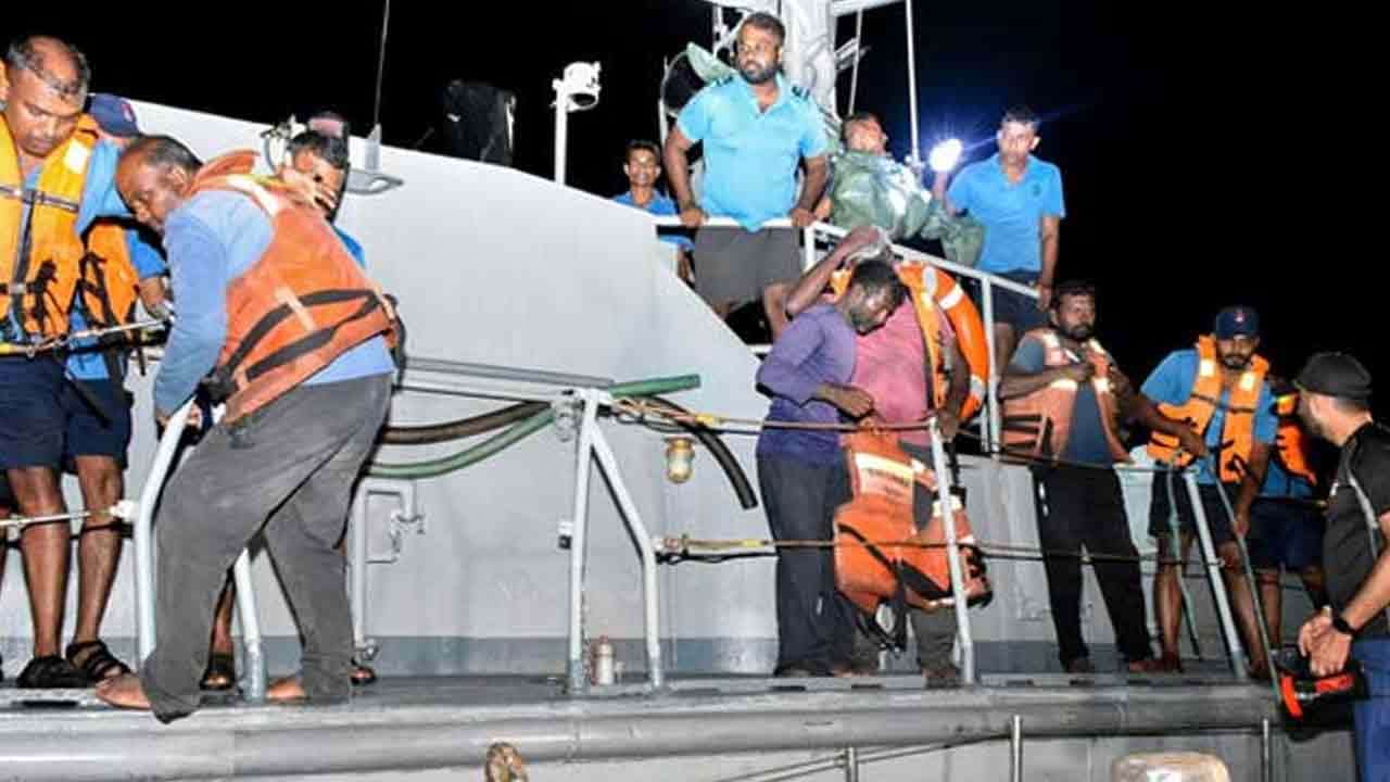 காணாமல் போன இந்திய மீனவர்கள் 4 பேர் கடற்படையினரால் மீட்பு