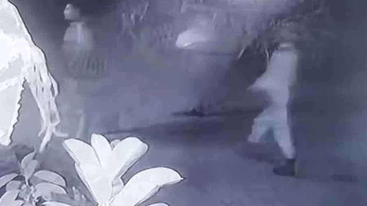 பொலிஸ் சீருடையில் வரும் கொள்ளையர்கள்