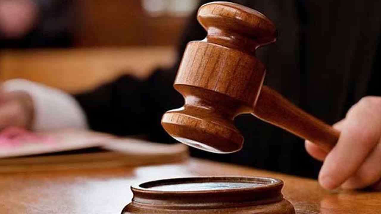 ஆண்கள் மட்டுமே விண்ணப்பிக்கக்கூடிய பதவிக்கு எதிராக பெண்கள் மனுத் தாக்கல்