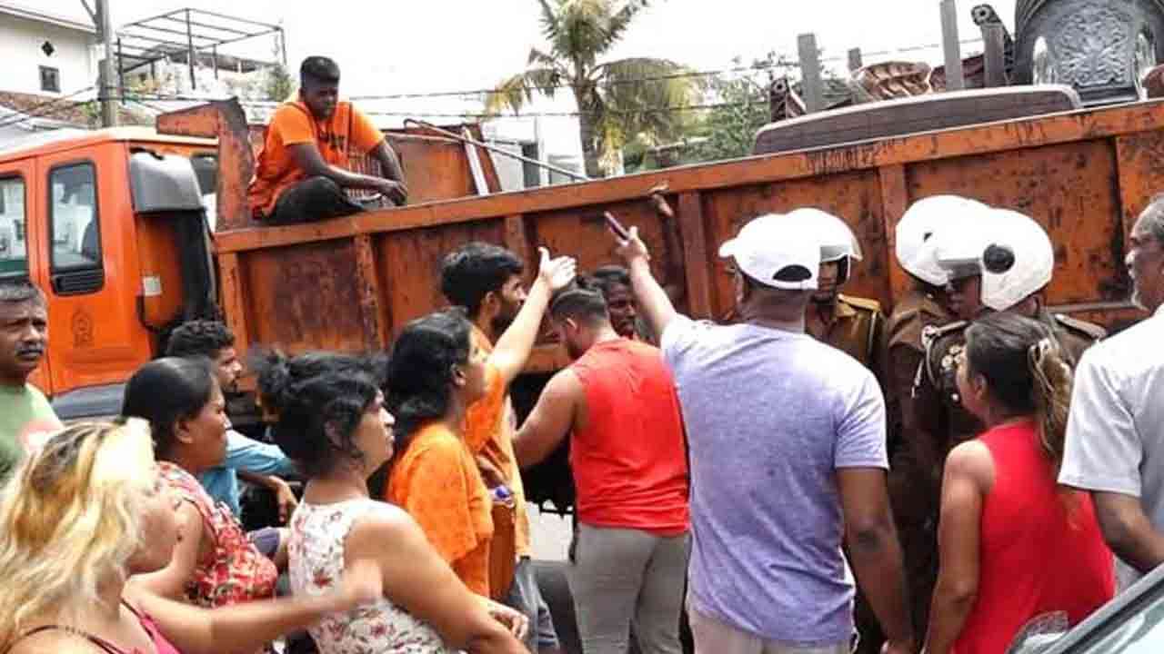 கிம்புலாவலயில் வீதியோர கடைகளை அகற்றியதால் பதற்றம்