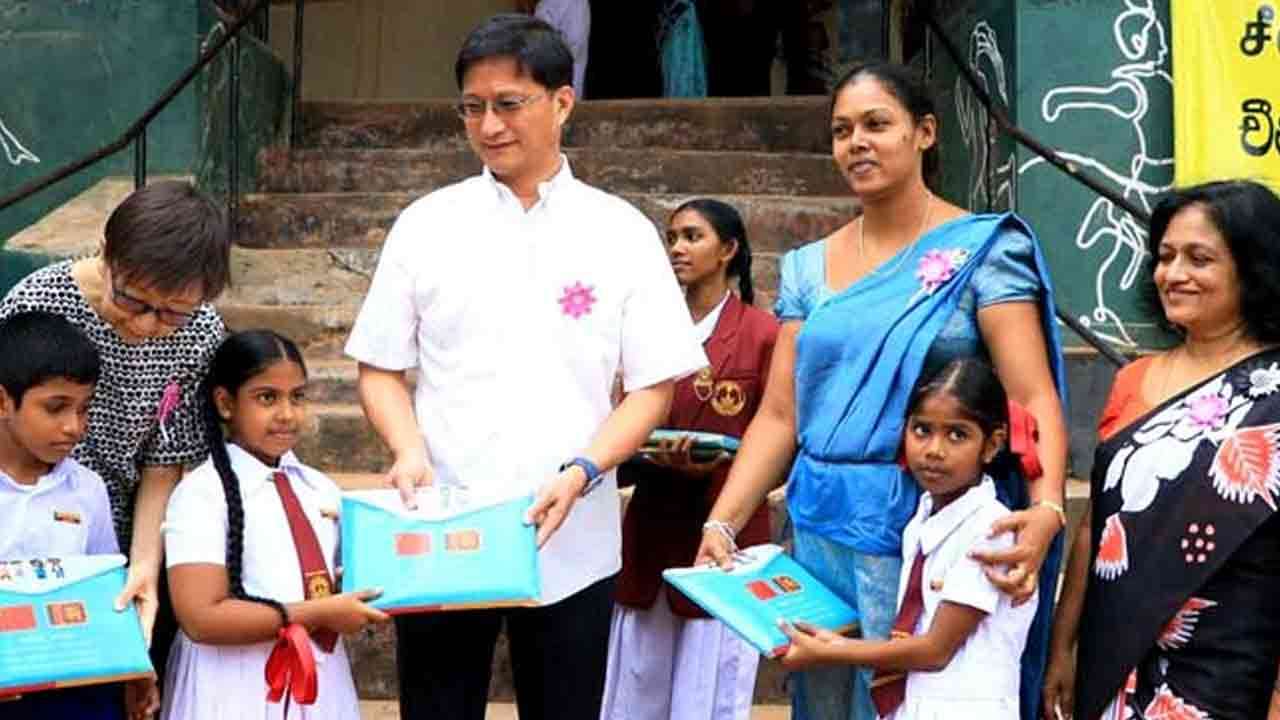 மாணவர்களுக்கு கற்றல் உபகரணங்களை வழங்கிய சீன தூதுவர்