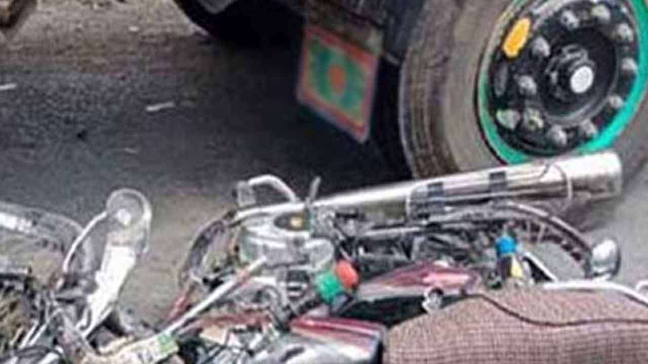 லொறியில் சிக்கிக்கொண்ட மோட்டார் சைக்கிள் - ஒருவர் பலி