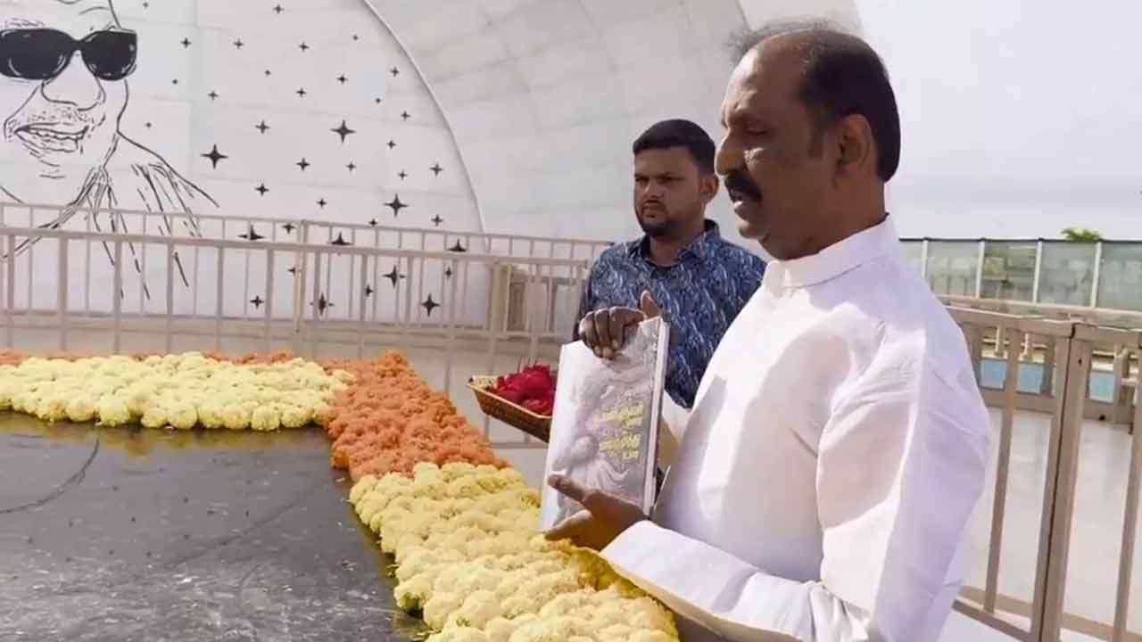 கலைஞர் நினைவிடத்தில் தான் எழுதிய நூலை வைத்து மரியாதை செலுத்திய கவிஞர் வைரமுத்து