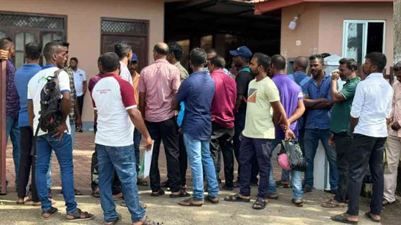 தற்காலிக நிலைய ஊழியர்களின் போராட்டம்