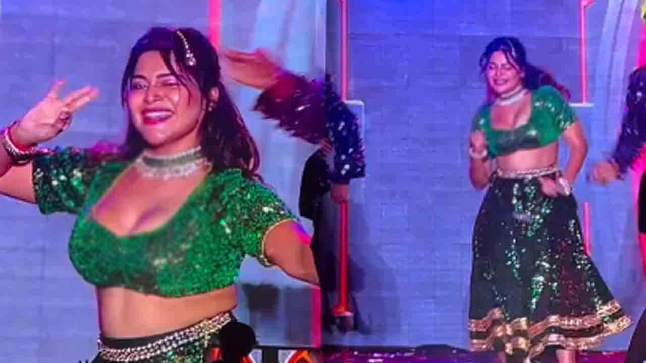 மாணவர்கள் முன் கவர்ச்சி நடனமாடிய பிரபல நடிகை!