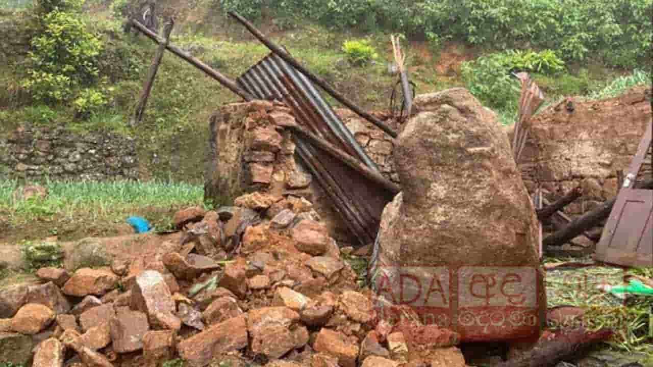 நானுஓயாவில் மண் மற்றும் கற்பாறைகள் சரிவு