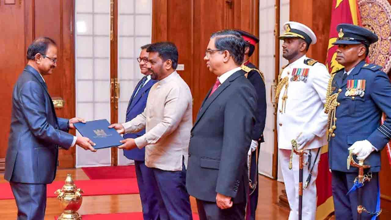 ஜனாதிபதியிடம் நற்சான்றிதழ்களை கையளித்த தூதுவர்கள்