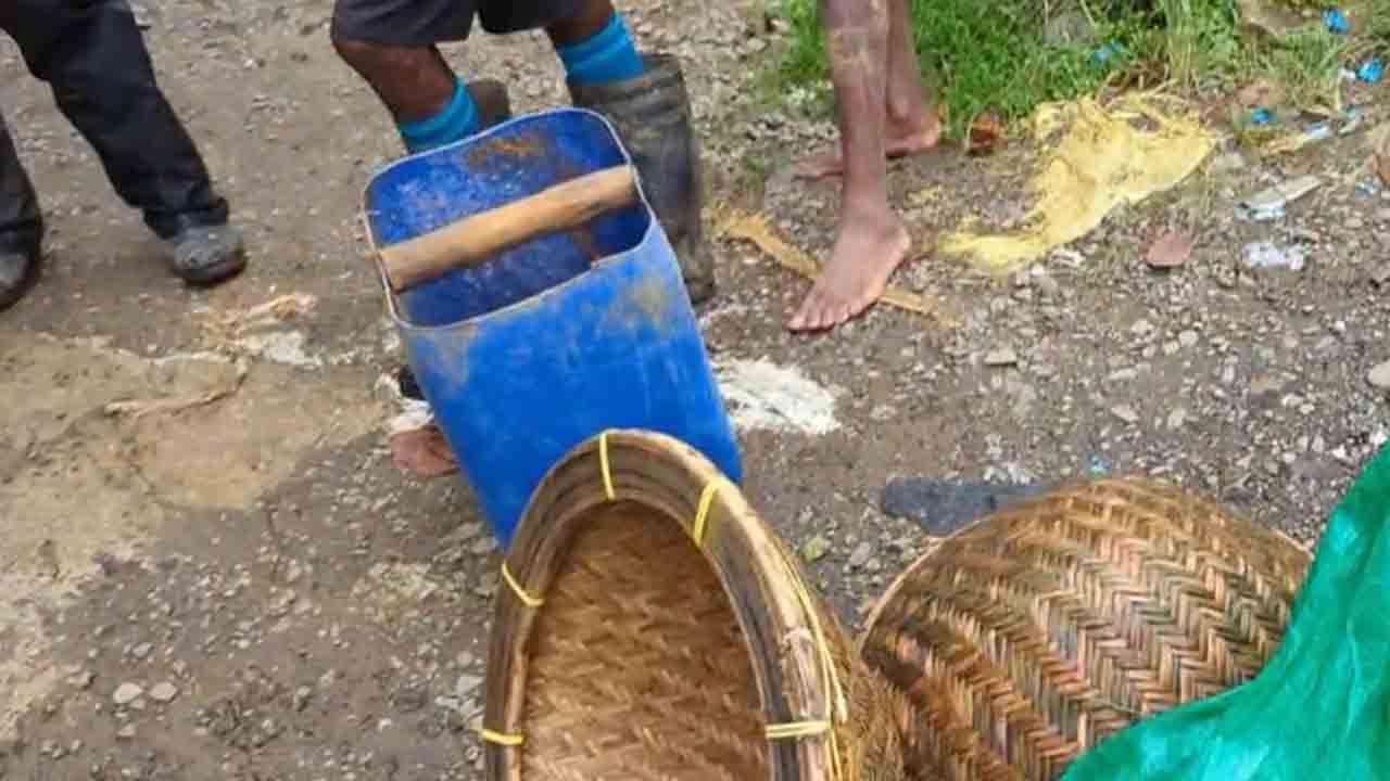 மாணிக்கக்கல் அகழ்வில் ஈடுபட்ட மூவர் கைது