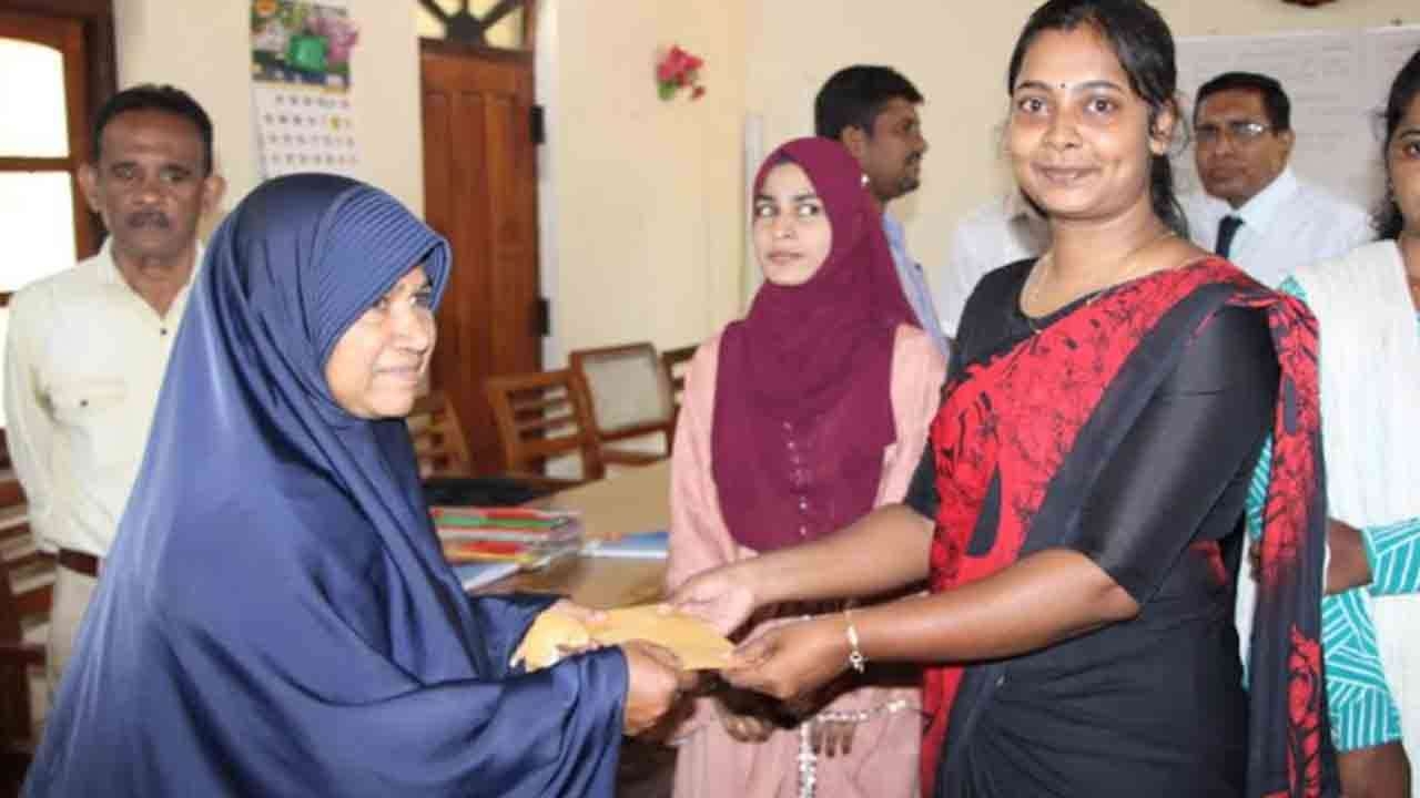 வீடுகளை புனர்நிர்மாணம் செய்ய காசோலை வழங்கி வைப்பு
